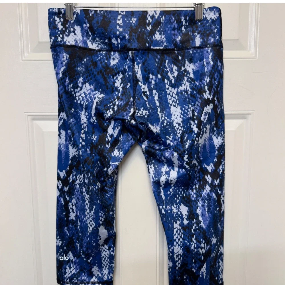 Alo Women Leggings Medium Blue Snakeskin Print Cropped Yoga Pants Athleisure - Picture 2 of 7